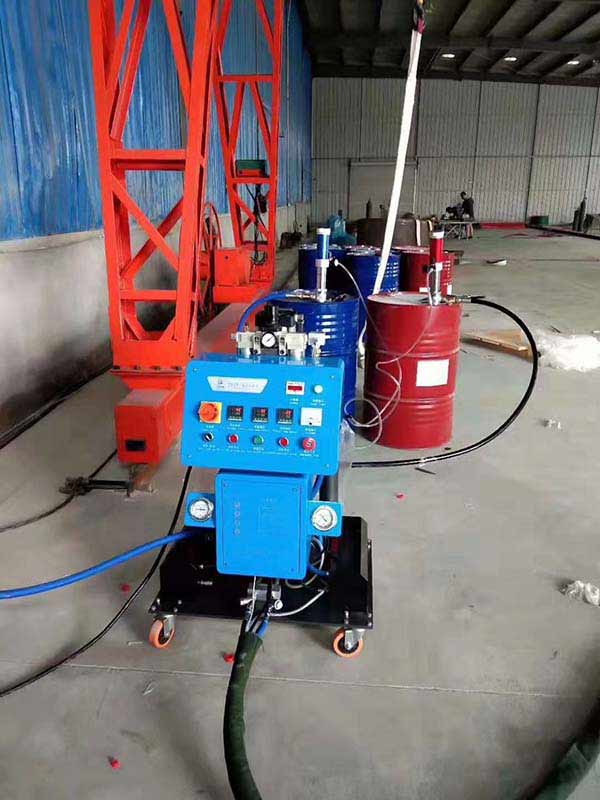 B1級(jí)聚氨酯發(fā)泡機(jī)(圖1) Q2600型B1級(jí)聚氨酯發(fā)泡機(jī)