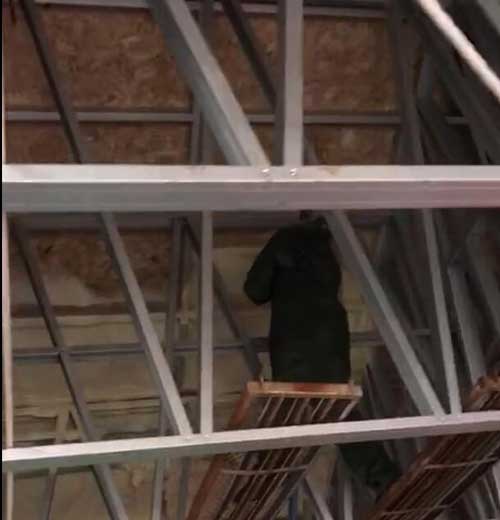 輕鋼房屋頂保溫隔熱聚氨酯發(fā)泡機(jī)(圖3) 輕鋼房屋頂保溫隔熱聚氨酯發(fā)泡案例