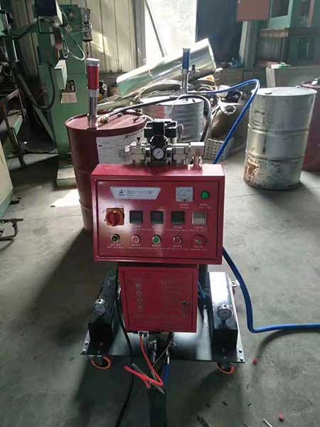 聚氨酯發(fā)泡熱水器(圖1) D型水箱澆注聚氨酯發(fā)泡設(shè)備