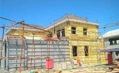 外墻噴涂機(jī)聚氨酯保溫材料現(xiàn)場(chǎng)施工(圖2) 聚氨酯保溫材料現(xiàn)場(chǎng)施工